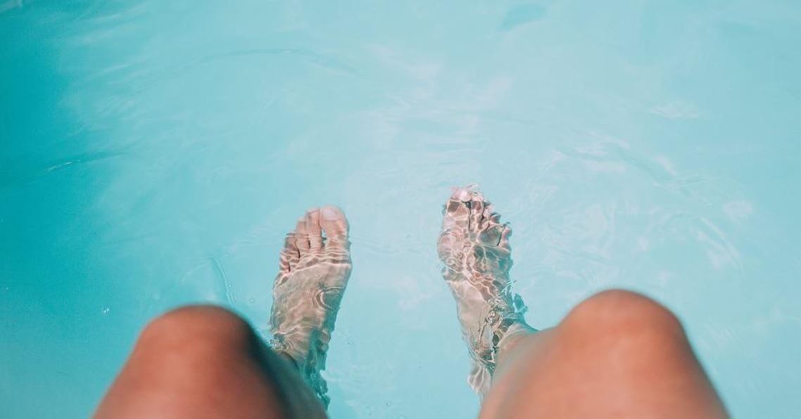 nohy v bazénu