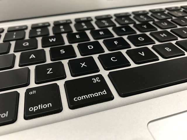 bílá klávesnice