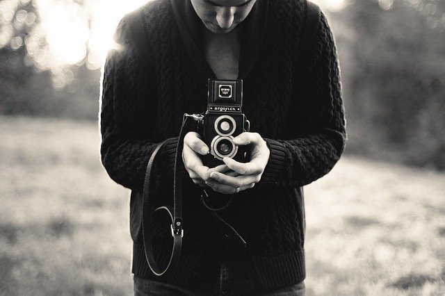 muž se starým fotoaparátem